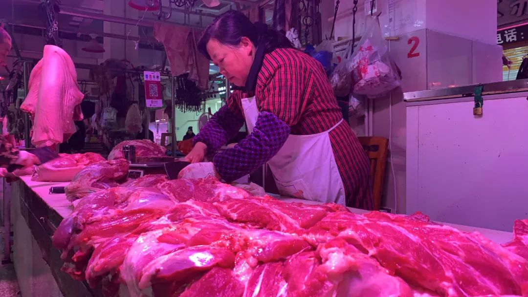 四川省绵阳市鼓楼市场打红光的猪肉摊位