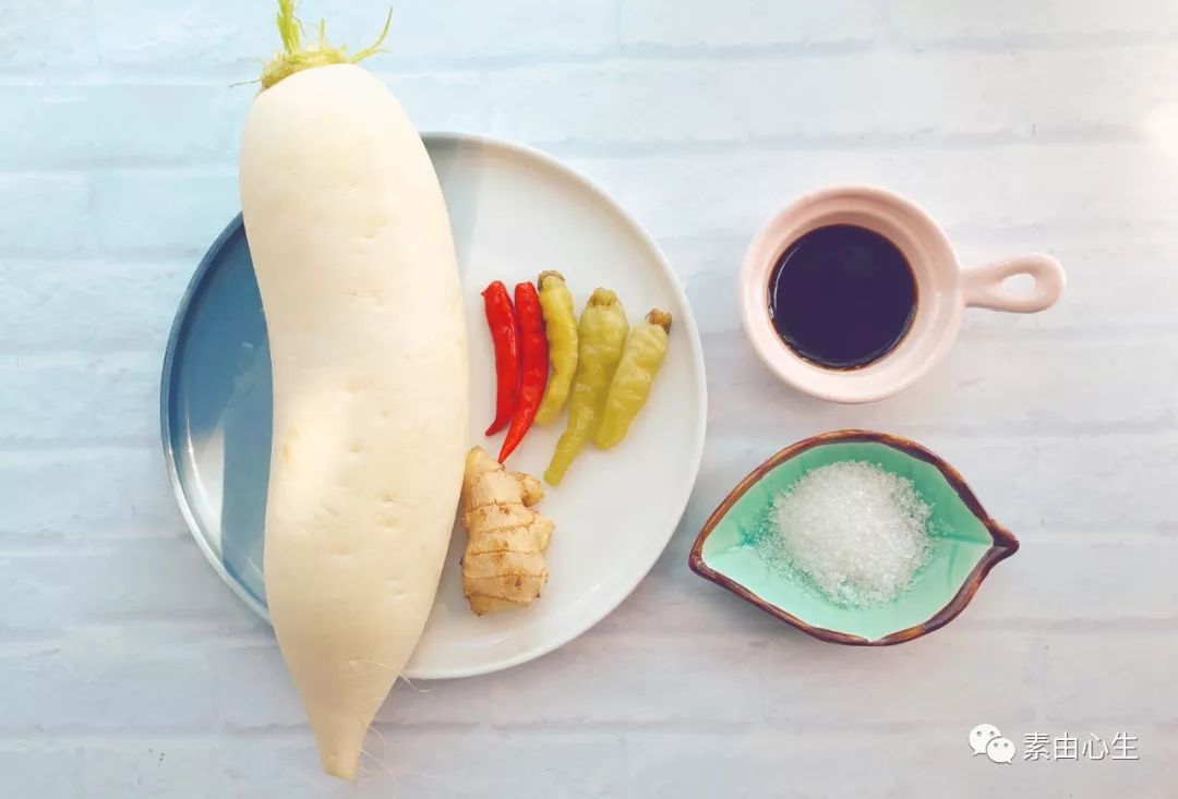 食 材 主料:白萝卜,姜,小米椒,泡椒辅料:生抽,陈醋,白糖,盐